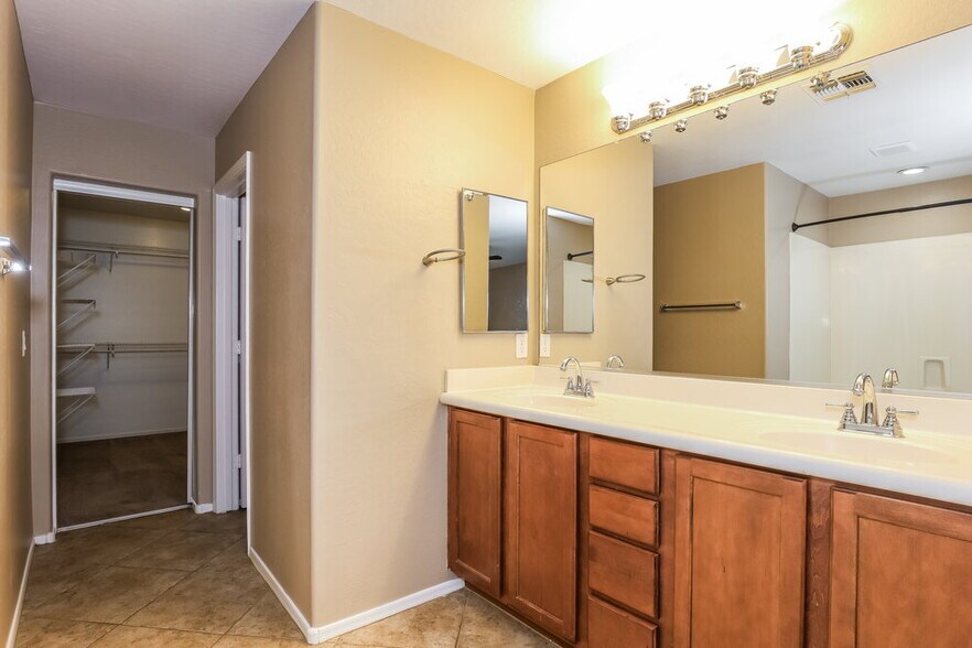 Building Photo - 2044 S Heron Ln