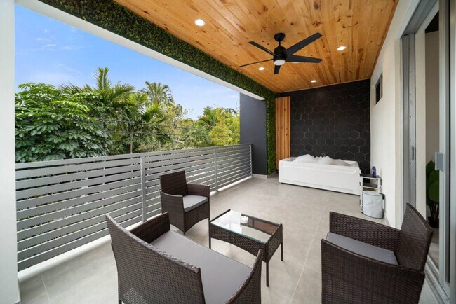 Building Photo - 1621 NE 4th Pl