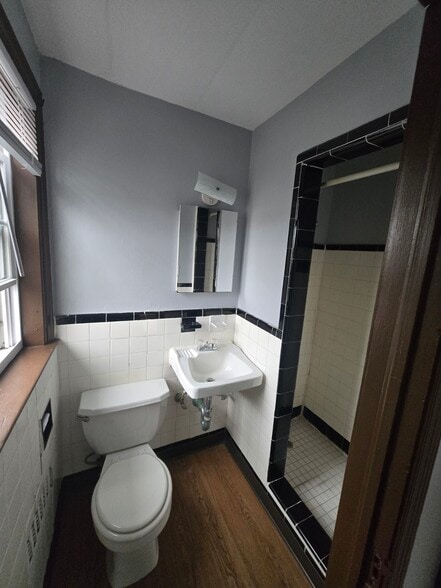 Building Photo - 29 Chapman St