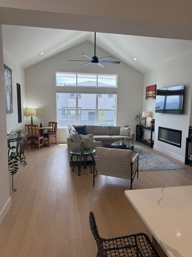 Building Photo - Stunning LIKE NEW 4 Bedroom in Wolf Ranch