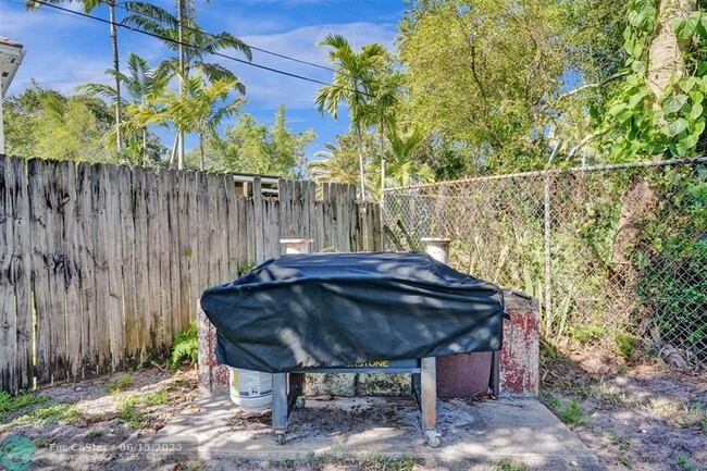 Building Photo - 807 SW 18th St