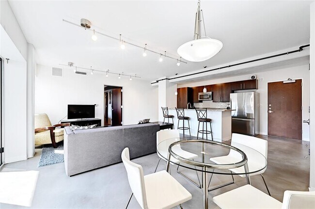 Building Photo - 800 Brazos St