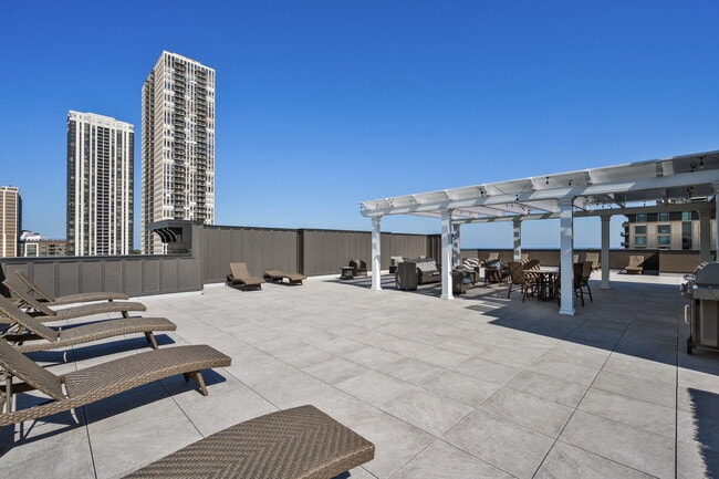 Building Photo - 159 W North Ave