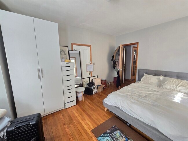 Building Photo - 28 Bardwell St
