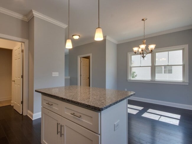 Building Photo - Spacious Luxury Townhome! Outstanding Location!