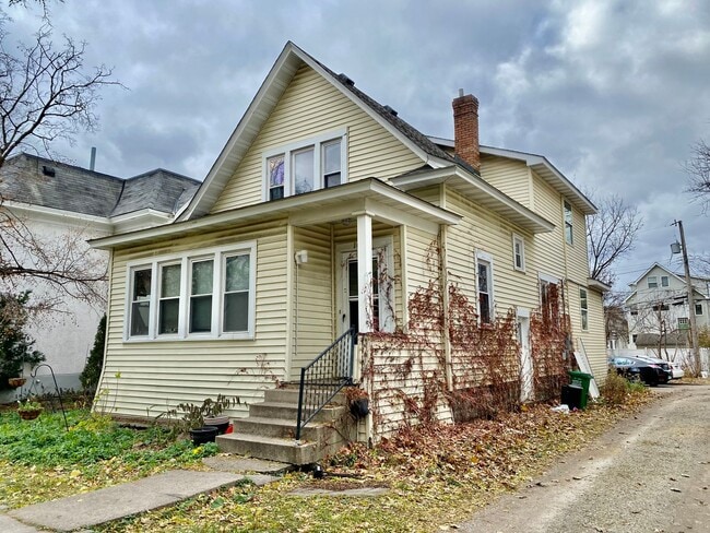 Building Photo - PREMIUM House! 5 bed/2bath by the U of M! Must see! Available 9/1/26