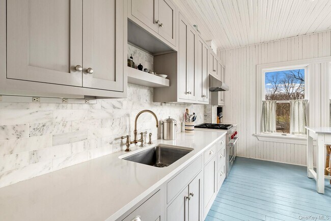 Building Photo - 150 King St