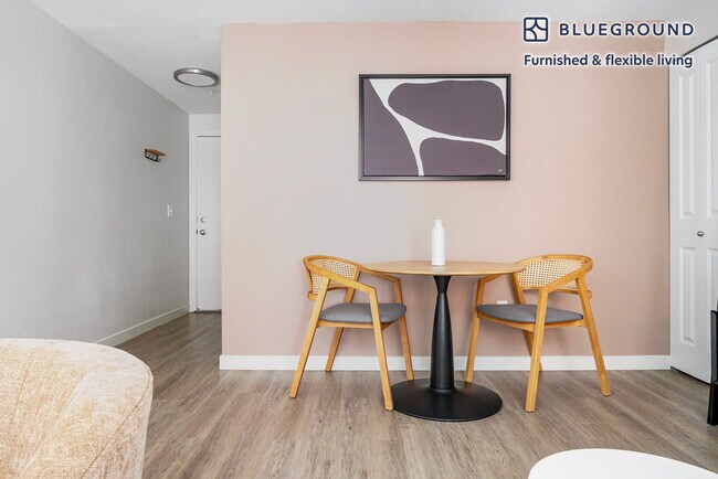 Building Photo - 526 Yale Ave N