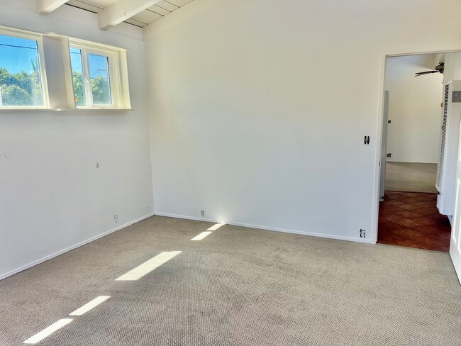 Building Photo - Bright 1.5 bed / 1 bath upstairs apartment...