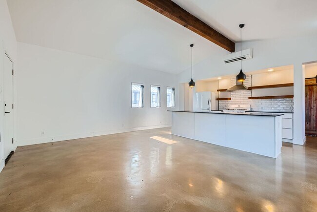 Building Photo - Home with Guest Suite