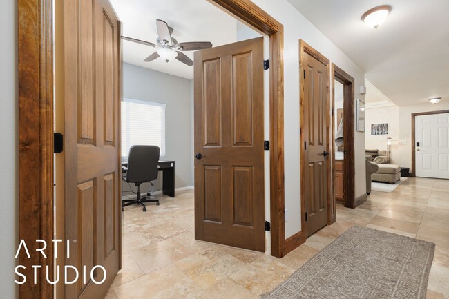 Building Photo - Furnished 3 Bedroom, 2 Bathroom Condo at T...