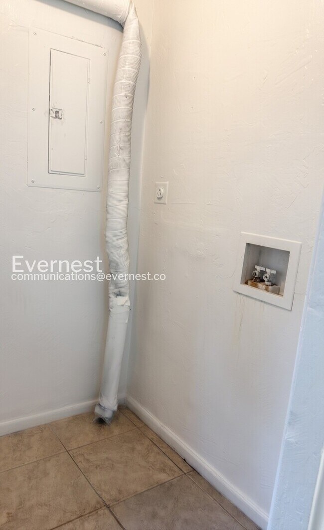Building Photo - Spacious Town Home with All Essential Amenities | Pet Friendly