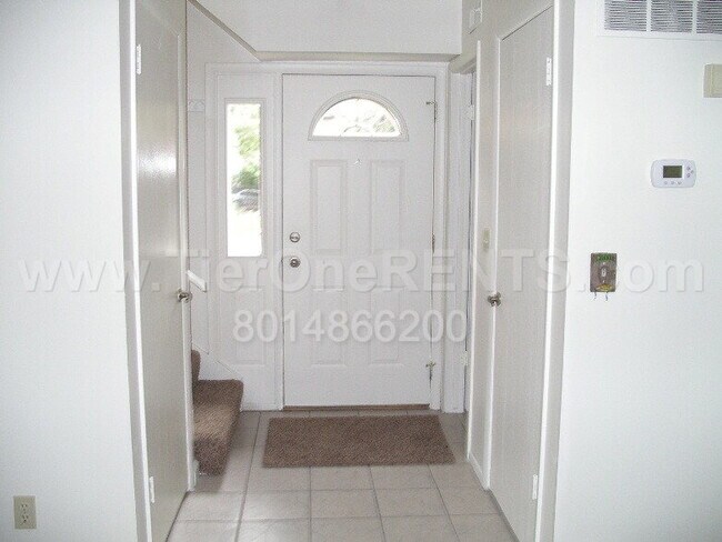 Building Photo - NO DEPOSIT option available for qualified ...