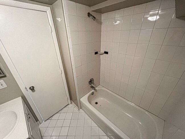 Building Photo - Charming 2 Bed 2 Bath Brick Townhome With A Fully Fenced Yard In Beautiful Foxcroft Heights