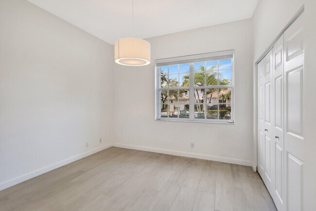 Building Photo - 1898 Capeside Cir