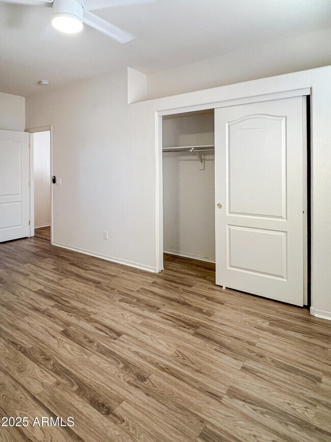 Building Photo - 1015 S Val Vista Dr