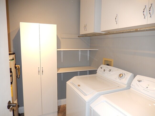 Building Photo - MODERN 3/2 w/ Office, Stainless Steel Apps...