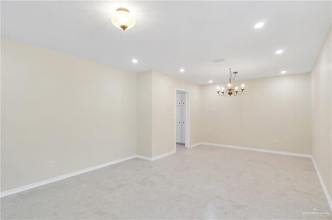 Building Photo - 413 W Jonquil Ave