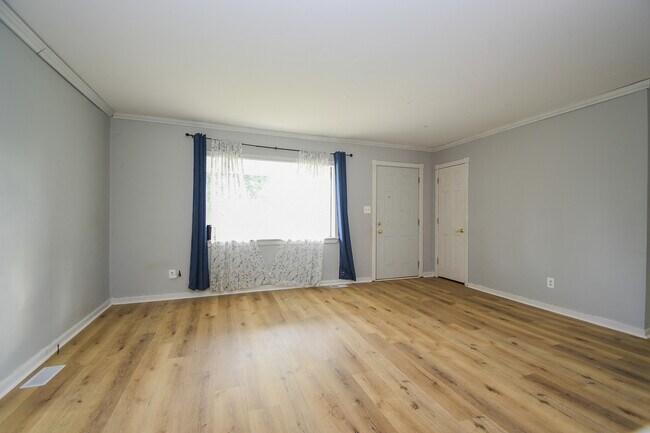 Building Photo - 1107 Hilltop Blvd