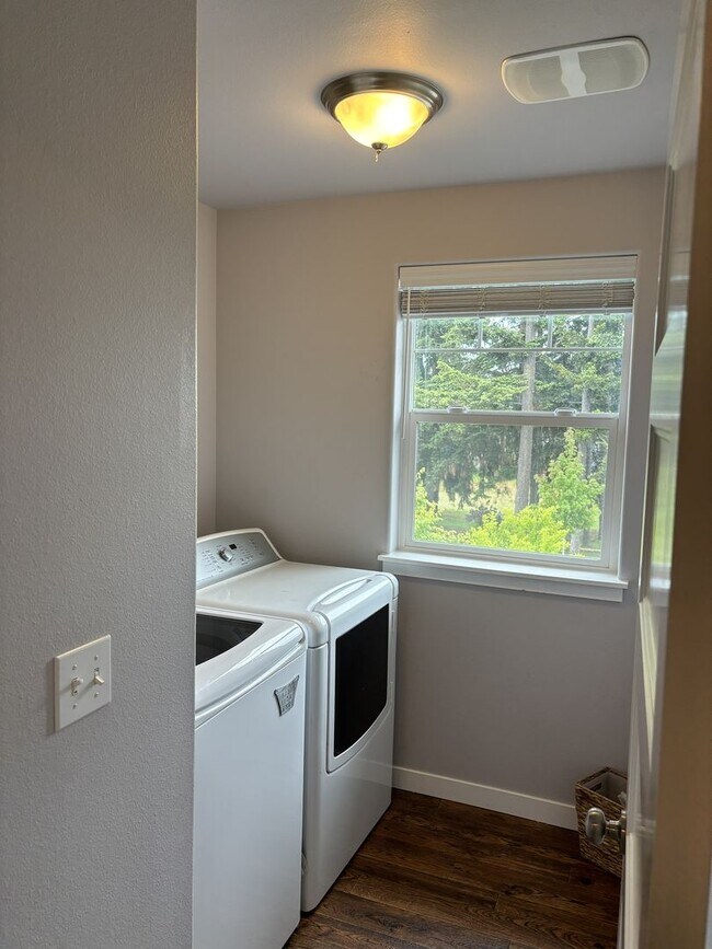 Building Photo - Stunning 4 Bed Yelm Home with Vaulted Ceilings & Modern Amenities!