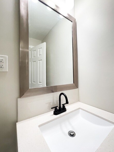 Building Photo - 722 E Strong Pkwy