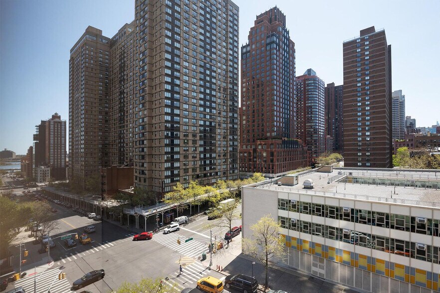 Building Photo - 175 E 96th St