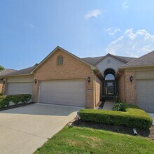 Building Photo - 3 Bedroom, 2.5 Bath Condo, Kitchen with St...