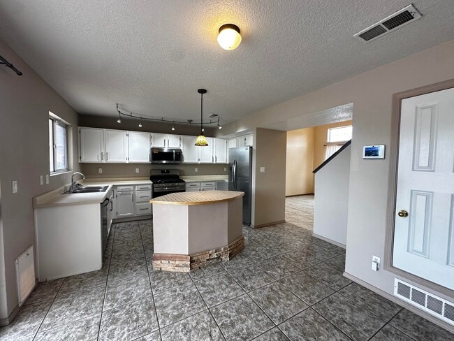 Building Photo - 800 Halter Dr SW