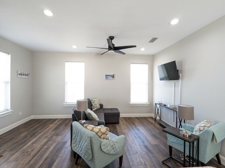 Building Photo - 301 Coral Gables St