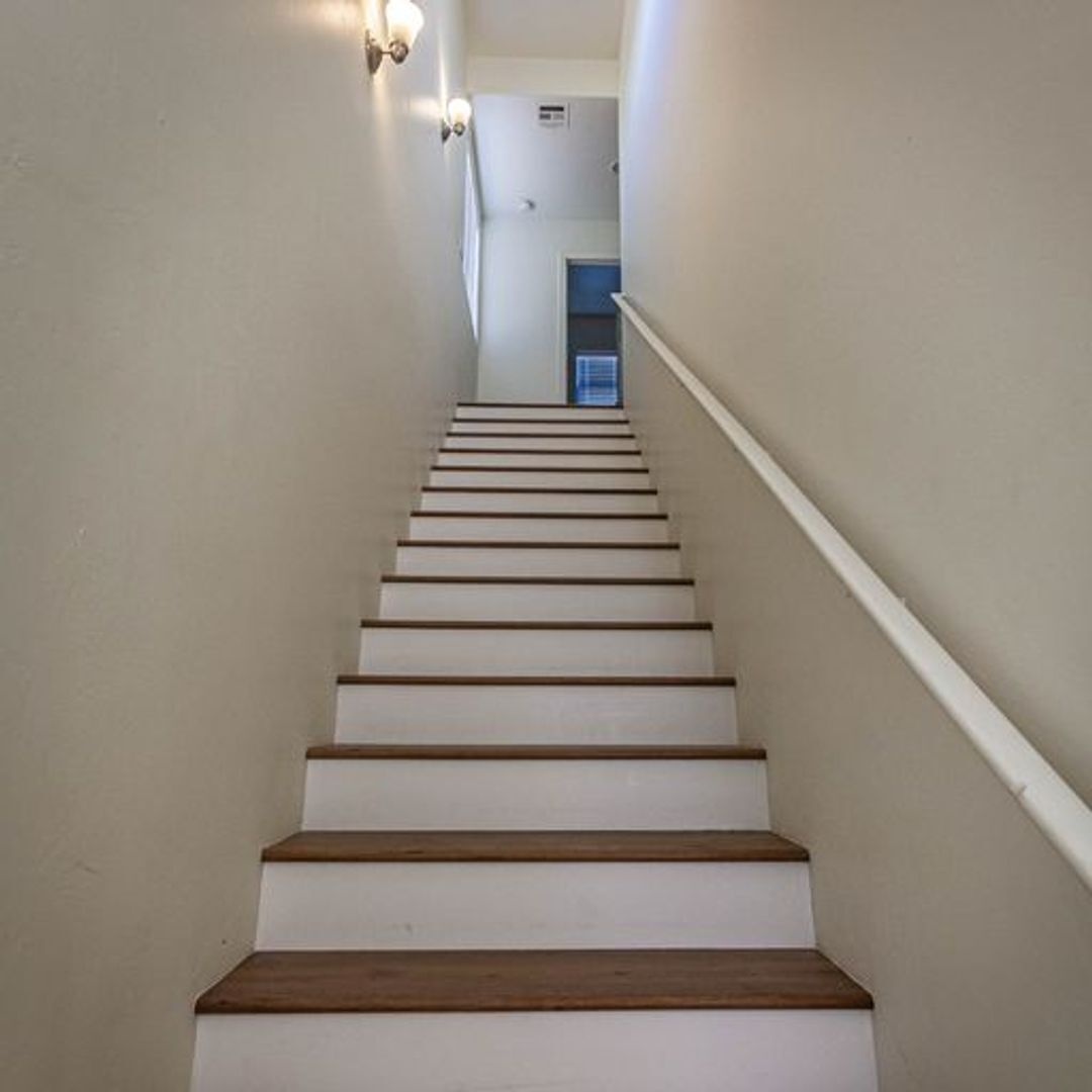 Building Photo - 610 E Waverly St