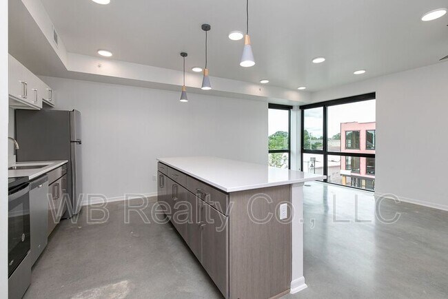 Building Photo - 315 5th St