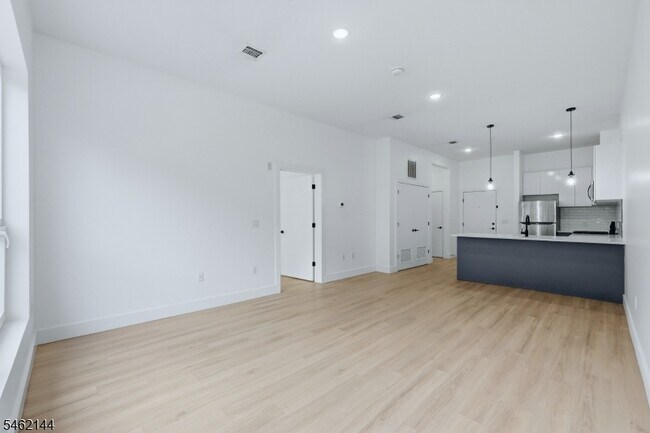 Building Photo - 420 River Dr