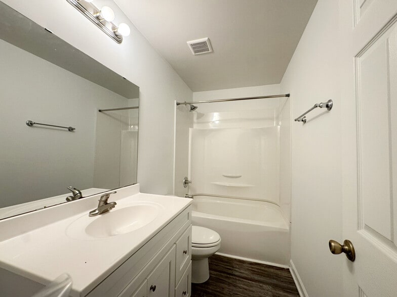 Building Photo - 613 W 4th Ave