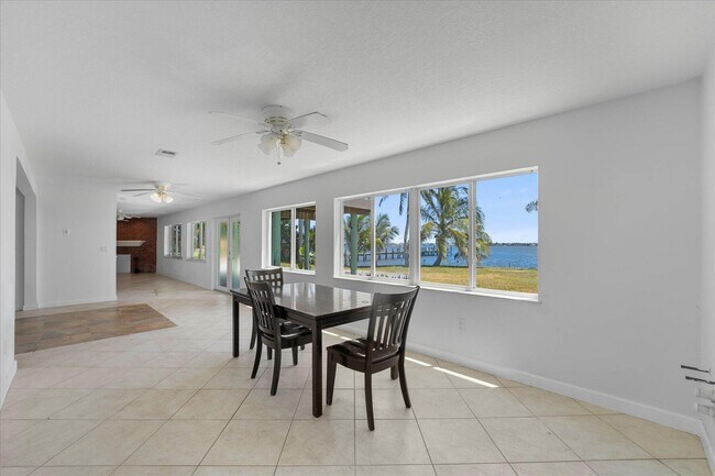 Building Photo - 850 NE Ixora Dr