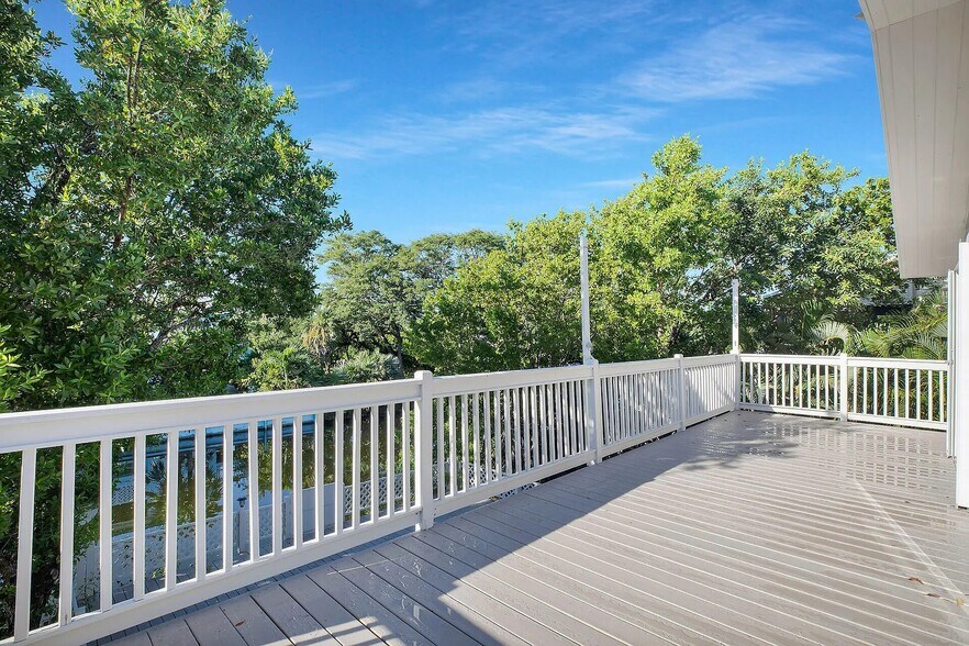 Back deck (upper) - 29172 Rose Dr