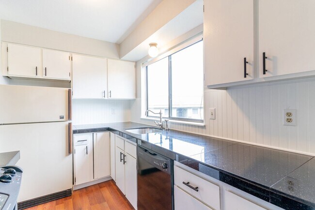 Building Photo - SPACIOUS 3 BEDROOM CONDO! CONVENIENT LOCATION!