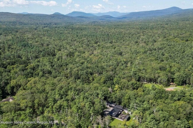 Building Photo - 70 Raybrook Dr