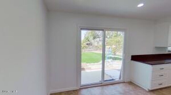 Building Photo - Beautifully updated! Stunning views from every room!