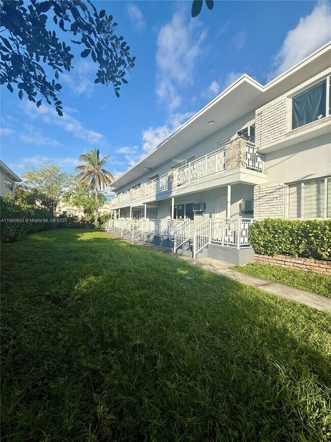 Building Photo - 7600 Dickens Ave