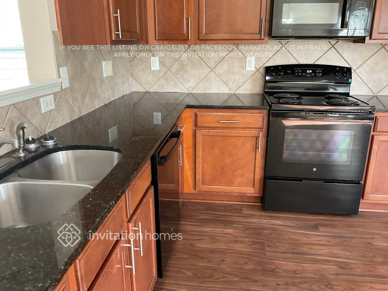 Building Photo - 1052 Sapphire Dr