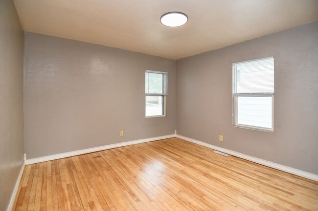 Building Photo - 4 Bed 1 Bath Single Family Home