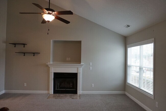 Building Photo - 3 Bedroom 2.5 Bathroom home located in Rogers Farm in Hubert!