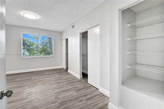 Building Photo - 16607 Hemingway Dr