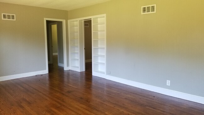 Building Photo - 16 Elmira Dr