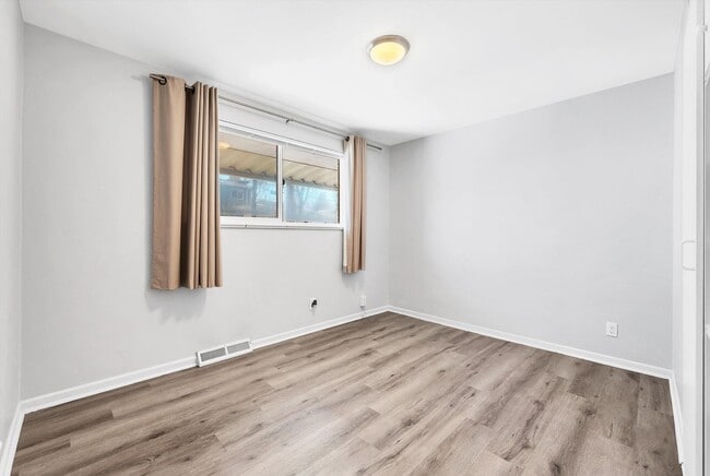 Building Photo - Stunning 3 bedroom home