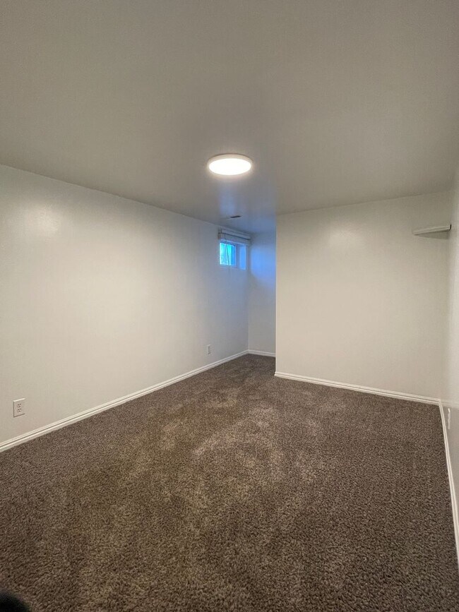 Building Photo - 5520 S 2050 W