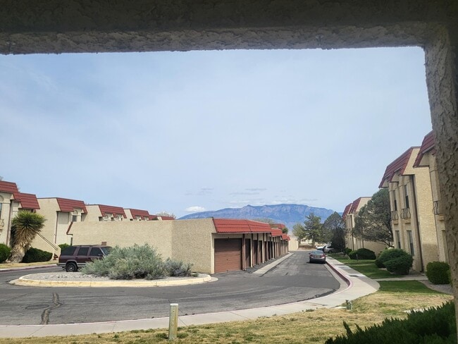 Building Photo - 837 Country Club Dr SE