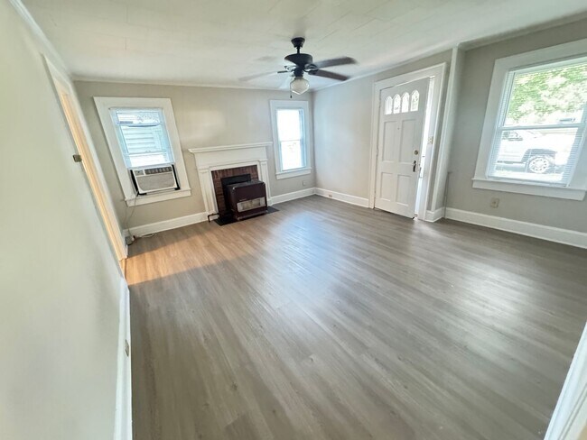 Building Photo - 1 Bed / 1 Bath Duplex Near Downtown Concord