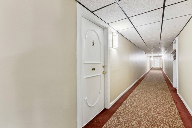 Building Photo - 1 Bedroom Condo Walking distance to UofD-T...
