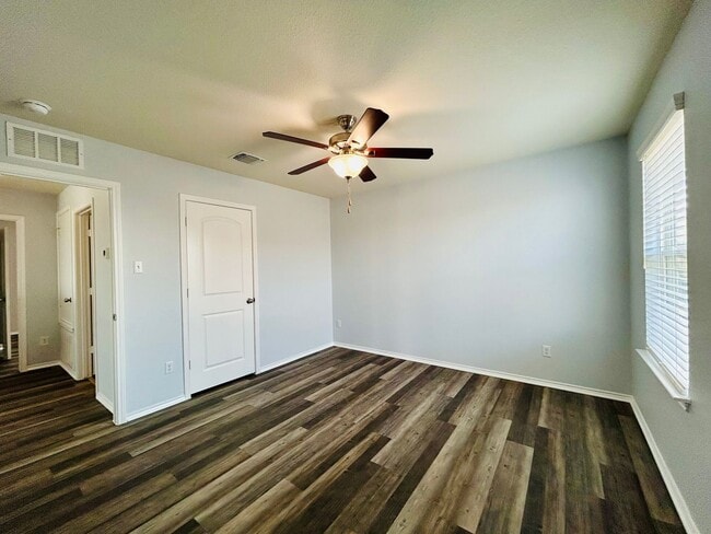 Building Photo - 147 Big Leaf Dr